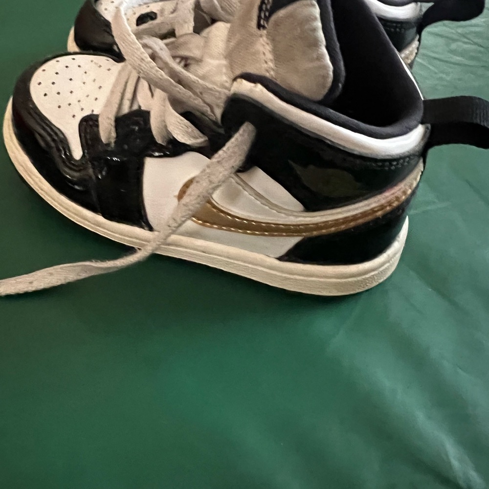 Nike Black and White Sneakers Classic Design